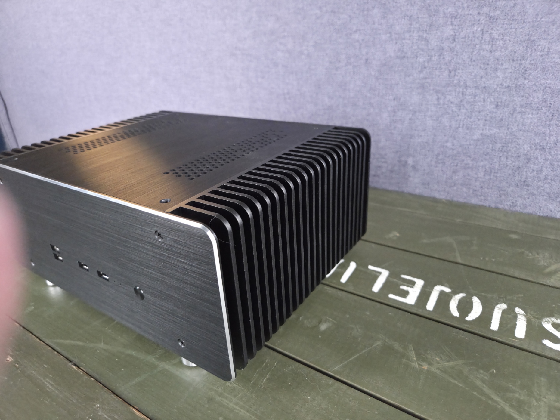 IXION Aether, schuin aanzicht met koelribben